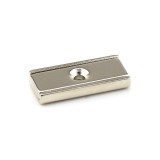 Magnet neodim bloc 30 x 13,5 x 5 mm, &icirc;n carcasă, cu gaură D 3,3 și șanfren D 6,5
