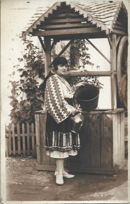 P2425N Femeie &amp;icirc;n port popular rom&amp;acirc;nesc, studio Munteanu, C&amp;acirc;mpulung Muscel foto