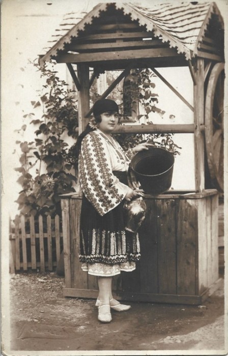 P2425N Femeie &icirc;n port popular rom&acirc;nesc, studio Munteanu, C&acirc;mpulung Muscel