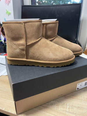 UGG pantofi femei, culoarea maro, cu toc plat, izolat foto