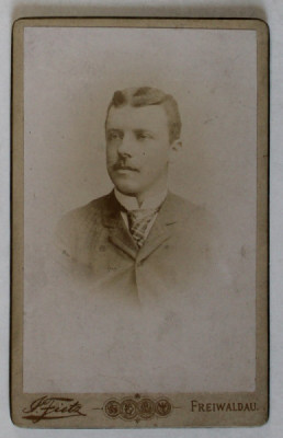 FOTOGRAFIE C.D.V. , STUDIO J. FIETZ , FREIWALDAU , TANAR IN COSTUM , CU CRAVATA , SFARSITUL SEC. XIX foto