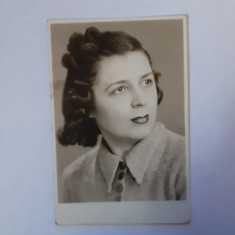 Fotografie 6/9 cm cu femeie din București în 1942