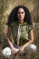 Vesta verde tricotata cu motive traditionale si gluga