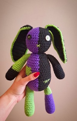 Iepuraş in doua culori verde-violet crosetat manual - 30 cm &amp;icirc;nălțime foto