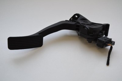 Pedala de accelerație OPEL ASTRA J GTC 2013 OEM: 13252704 1820412 foto