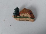 Insigna vintage - O Schwarzwald, O Heimat - Todtnau-Schw. - plastic, ac metalic, casuta traditionala si brad, colectie, 5x3cm