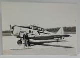 ROMANIA , TANAR LANGA UN AVION CU INDICATIVUL ' BK ' , FOTOGRAFIE , ANII '80