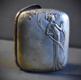 Tabachera / Porttigaret dama - Art Nouveau decorata cu o femeie care fumeaza - cca.1900