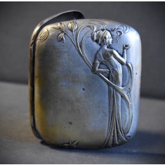 Tabachera / Porttigaret dama - Art Nouveau decorata cu o femeie care fumeaza - cca.1900