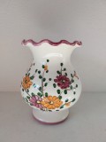 Vaza ceramica veche vintage cu flori, sgrafitata, pictata manual si smaltuita