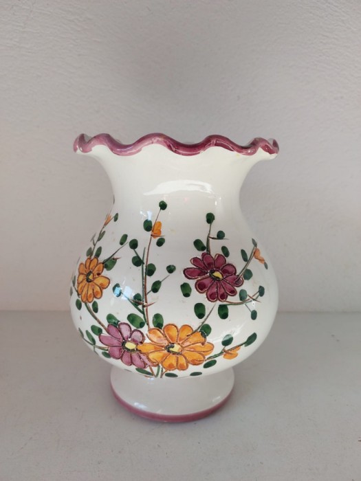Vaza ceramica veche vintage cu flori, sgrafitata, pictata manual si smaltuita