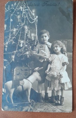 Fotografie tip carte postala, necirculata, copii langa bradul de Craciun, 1924 foto