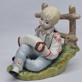 Bibelou (RAR) portelan romanesc vechi, vintage - Baiat cu armonica