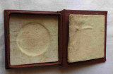 Cutie veche romaneasca pentru depozitare insigna, medalie - placheta 5 cm