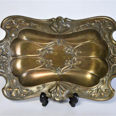 Fructiera mica Art Nouveau din alama - decor cap de femeie stilizat - cca. 1900