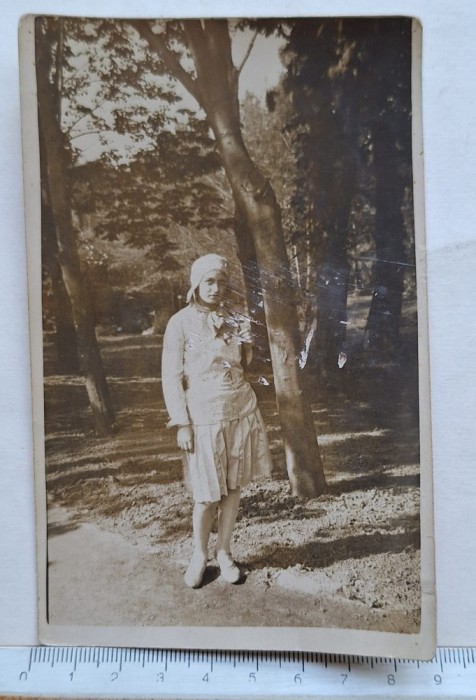 Fotografie t&acirc;nără &icirc;n parc &ndash; modă interbelică &ndash; cca. 1930 &ndash; carte poștală