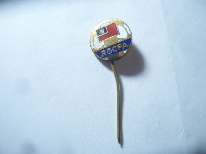 Insigna veche Fotbal - Taiwan - Rocfa - Chinese Taipei , d=1,1cm , metal si ema