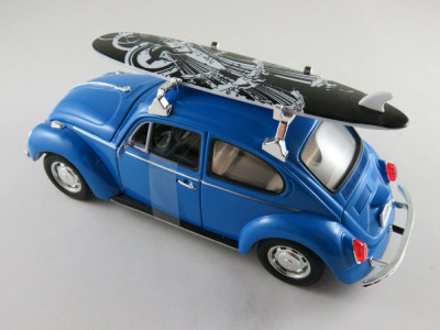 Macheta VW K&amp;auml;fer 1302 with Surfboard - 1972 Welly scara 1:24 foto