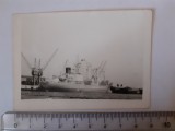 Fotografie cu un vapor l&acirc;ngă șantierul naval