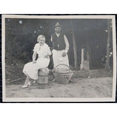 Fotografie, Femeie si barbat cu un cosuri de rafie, anii 50