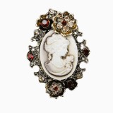 Brosa camee aurie model 7, in cutie de bijuterii