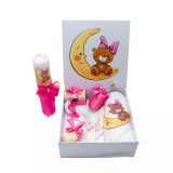 Cumpara ieftin Set Cutie Trusou cu Lumanare, 9 Piese &quot;Cu drag de la nasi&quot; - Ursulet, Ciclam - TB206