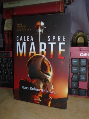MARY ROBINETTE KOWAL - CALEA SPRE STELE + CALEA SPRE MARTE ( SF ) , 2020/22 # foto