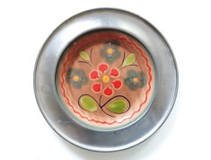 Farfurie ceramica vintage decorativa, Elvetia, AROSO, model rustic floral, manual, in cadru de metal, cu agatatoare, anii 70