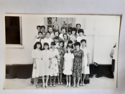 Fotografie dimensiune CP cu clasa a VIII B &amp;icirc;n 1986, cu numele a 6 profesoare foto