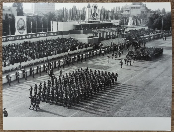 Scena de la defilarea din 23 august 1984// fotografie