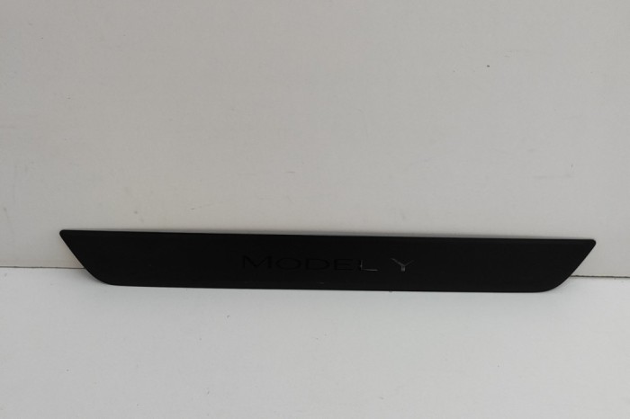 Ornament prag dreapta față TESLA MODEL Y 2022 OEM: 1494301-00-B 21927481