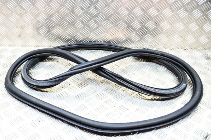 Garnitura ușă st&acirc;nga spate SKODA OCTAVIA III Combi 5E5 2014 OEM: 5E9867367 | 13824526