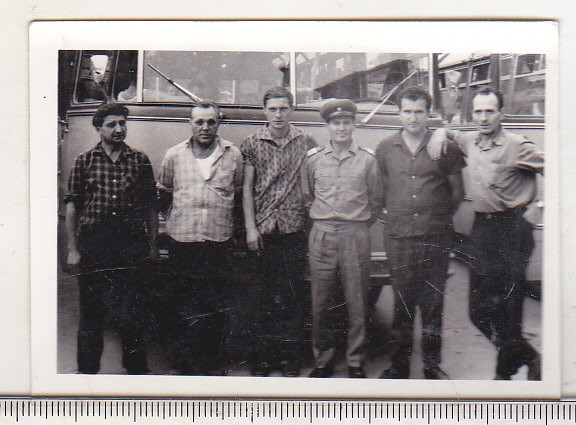 bnk foto Grup de soferi in fata unui autocar TV-2 - 1967