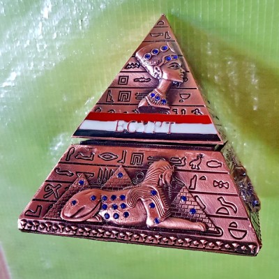 G142-Scrumiera Piramida Egipt din cupru cu decoratiuni specifice deosebite. foto