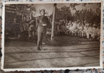 Mihail Arnautu cantand in fata soldatilor, front, Crimeea 1942// fotografie foto