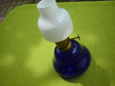 Deosebita lampa cu rezervor din sticla albastra foto