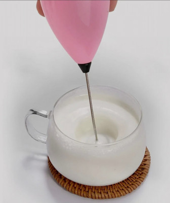 Mixer spumant cafea electric cu baterii roz foto