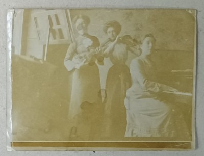 TREI TINERE CU INSTRUMENTE MUZICALE , FOTOGRAFIE , SFARSITUL SEC. XIX foto
