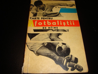 N. Petrescu - Carte pentru fotbalistii de maine - 1967 foto