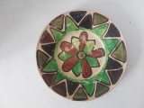 Farfurie ceramica, anii 80, lucrata manual, 22cm diametru, cu gauri pentru agatatoare