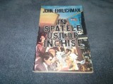 JOHN EHRLICHMAN - IN SPATELE USILOR INCHISE