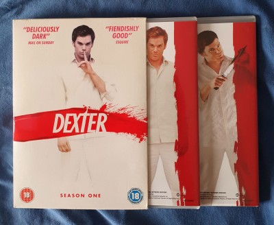 DEXTER - Sezonul I (4 DVD) 12 episoade recital Michael C.Hall foto