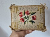 Pernita de ace vintage brodata manual cu motive florale si chenar geometric 13x10 cm