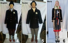 Manechine decorative traditionale imbracate in costume populare foto
