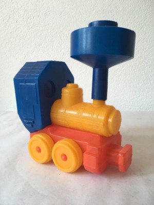 Locomotiva jucarie romaneasca sau URSS veche, plastic, tricolora, 15x19 cm foto