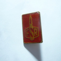 Insigna FSR- Intreprinderea Unelte de taiat Rasnov , metal si email , l= 2,2 cm