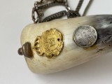 Corn de bovina decorat cu insigna si moneda suedeza din argint 25 ore 1910