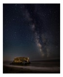 Tablou Canvas, "Calea Lactee deasupra arcului st&acirc;ncos", Stele, Arc, Ocean, &Icirc;ntuneric, Cale Lactee, Lumină, Orizont, Natură, 26 x 39 cm, CMCLASS