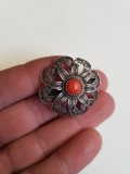 Superba brosa vintage argint si coral rosu