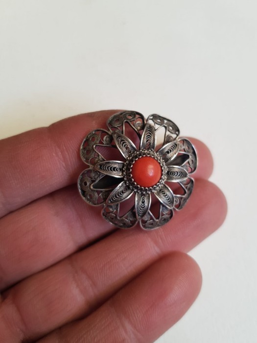 Superba brosa vintage argint si coral rosu